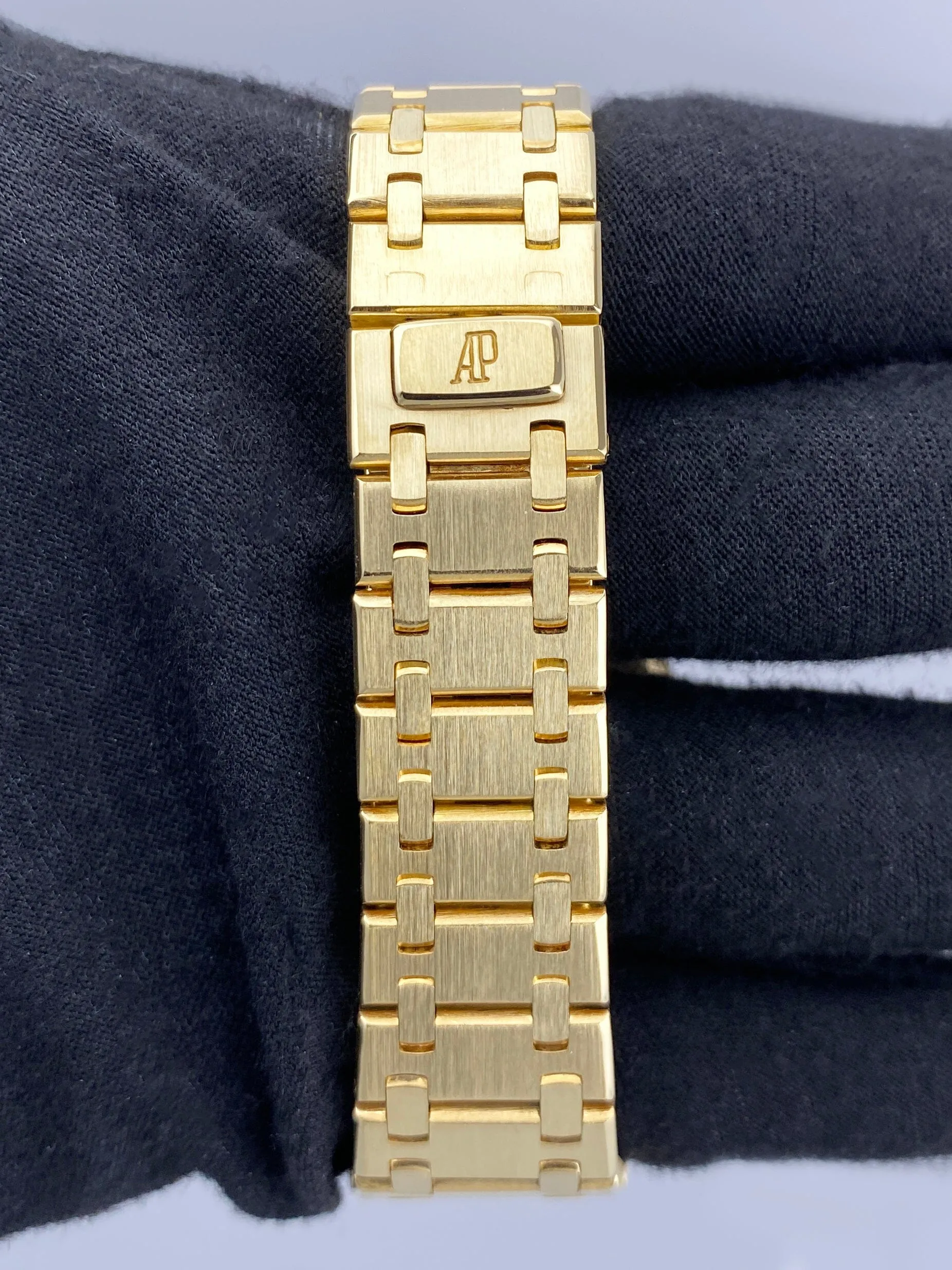 Luxurious Audemars Piguet Royal Oak Ladies Watch in 18K Yellow Gold